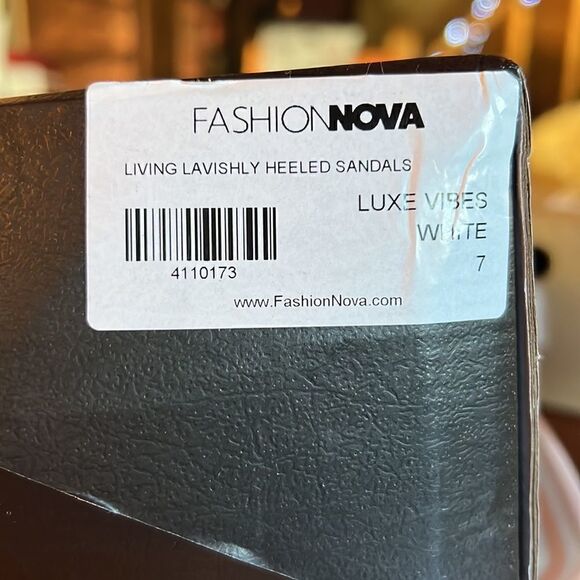 Fashion Nova Living Lavishly Heeled Sandals Sz 7 NIB White/Gold - Picture 6 of 9